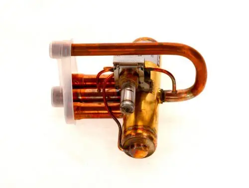 Bosch 4-Wege-Ventil aus Kupfer mit mehreren Rohren und einer elektrischen Steuerung. Das Ventil hat eine zentrale Bauform und ist für hydraulische Systeme geeignet.